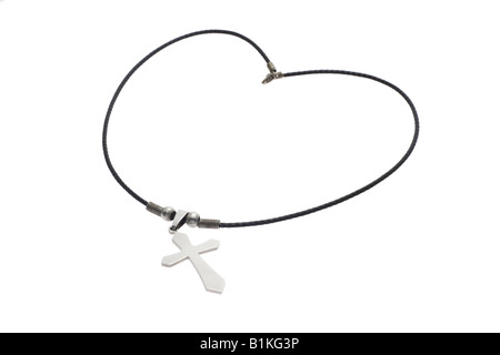 Collana disposti in forma di amore cuore simbolo con il crocifisso su sfondo bianco Foto Stock