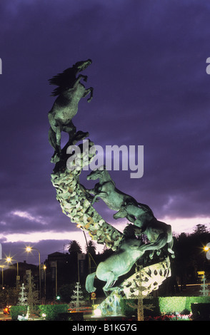 Los Caballos / la scultura di cavalli di metallo di Juan José Oliveira in Plaza España al crepuscolo, Vigo, Galizia, Spagna Foto Stock