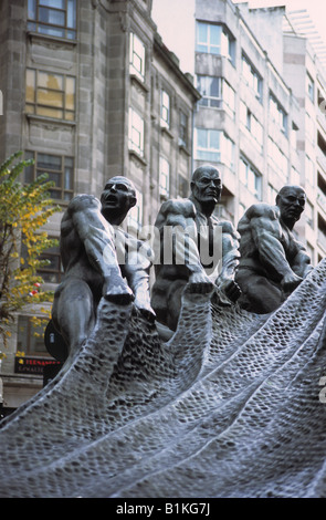 Monumento ai pescatori di Monumento al Trabajo di Ramón Conde, Gran Via, Vigo, Galizia, Spagna Foto Stock