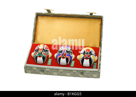 Tre cinese Beijing opera maschera ornamenti in una confezione regalo Foto Stock