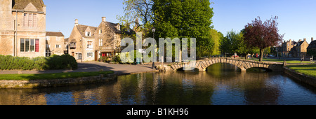 Mattina presto sul fiume Windrush che scorre attraverso il villaggio di Cotswold di Bourton sull'acqua, Gloucestershire UK Foto Stock