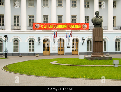 Busto di Mikhail Frunze di fronte all esercito sovietico Centro Culturale a Mosca, Russia Foto Stock