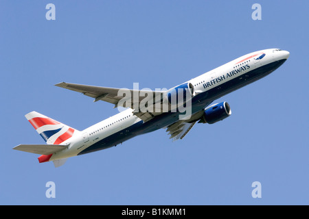 Boeing 777 operati da British Airways arrampicata fuori dall'Aeroporto di Londra Heathrow Foto Stock