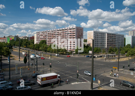 Edifici residenziali situati a un bivio nel quartiere Scheunenviertel di Berlino Germania Foto Stock