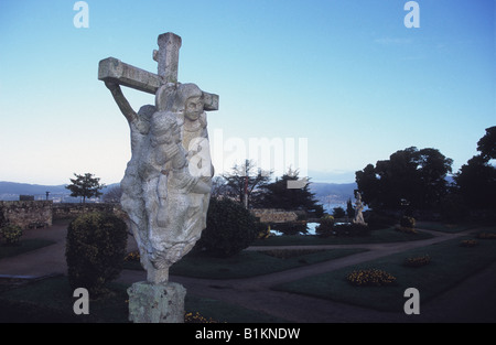 Croce tradizionale di pietra del calvario chiamata un crucero / cruceiro in Castillo del Castro, Vigo, Galizia, Spagna Foto Stock