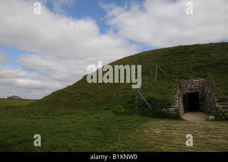 L'ingresso al Neolitico tumulo a Maeshowe nelle Orkney, Scozia. Foto Stock