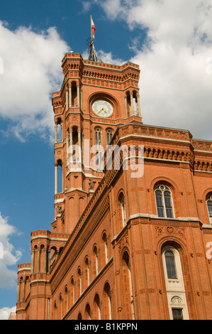 Il municipio di Rotes Rathaus di Berlino costruito con mattoni rossi clinker nello stile dell'Alto Rinascimento dell'Italia settentrionale nel distretto di Mitte, Berlino Germania Foto Stock