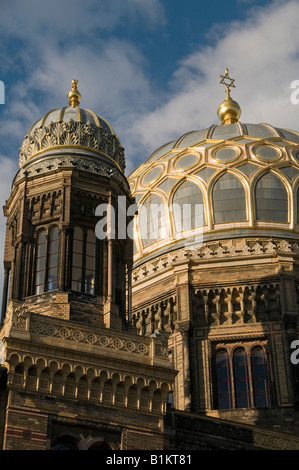 La sinagoga Neue del XIX secolo, nuova sinagoga ebraica, decorata in un distinto stile moresco, si trova in via Oranienburger a Berlino, Germania Foto Stock