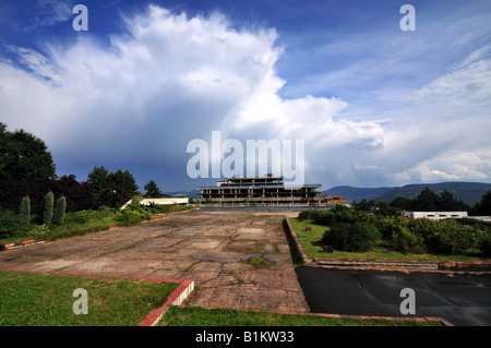 Usti nad Labem - beni abbandonati, storm cumulonimbus nuvole in background Foto Stock