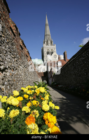 Città di Chichester, Inghilterra. Saint Richard a piedi con la Cattedrale della Santa Trinità di Chichester in background. Foto Stock