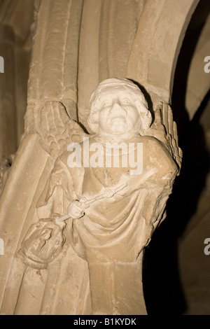 Angelo di pietra all'interno della Cattedrale di Chichester, West Sussex, in Inghilterra, Regno Unito Foto Stock