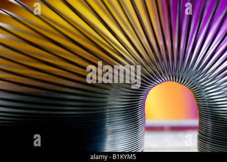 Colorata immagine astratta di un giocattolo Slinky Foto Stock