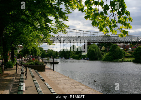 Orario estivo dal fiume dee che scorre attraverso la città di Chester, cheshire england Regno unito Gb Foto Stock