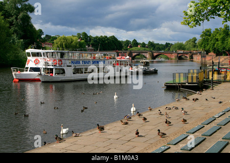 Orario estivo dal fiume dee che scorre attraverso la città di Chester, cheshire england Regno unito Gb Foto Stock