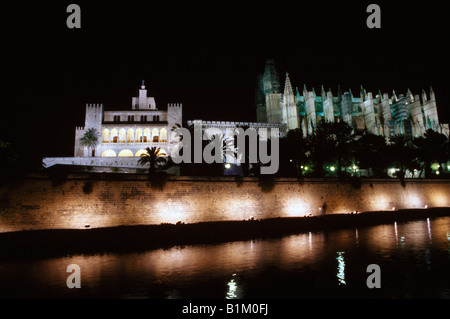 Palma di Maiorca Isole Baleari Spagna Palau De L'Almudaina Palace & Cattedrale Le Seu Foto Stock