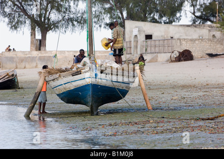 Sambuco, appoggiato sulla sabbia a bassa marea nel porto di Ibo island. Mozambico Foto Stock