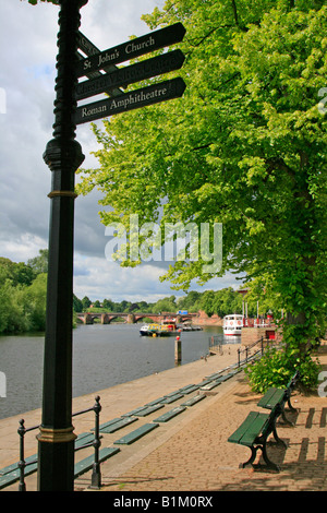 Orario estivo dal fiume dee che scorre attraverso la città di Chester, cheshire england Regno unito Gb Foto Stock