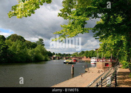 Orario estivo dal fiume dee che scorre attraverso la città di Chester, cheshire england Regno unito Gb Foto Stock