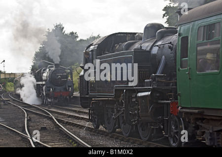 41312 Ivatt 2MT Classe serbatoio della prateria 2-6-2T davanti con BR Standard Classe 5 5MT 4-6-0 73096 ottenere vapore fino in fondo Foto Stock