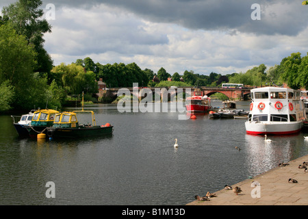 Orario estivo dal fiume dee che scorre attraverso la città di Chester, cheshire england Regno unito Gb Foto Stock