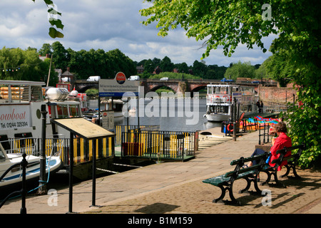 Orario estivo dal fiume dee che scorre attraverso la città di Chester, cheshire england Regno unito Gb Foto Stock