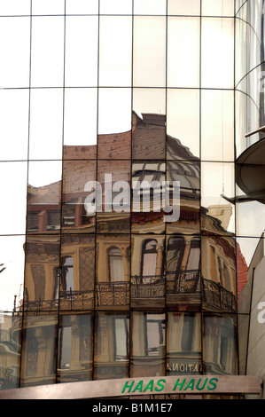 Un riflesso della Haas Casa sulle finestre di un edificio di nuova costruzione sul Graben in Austria città interna Foto Stock