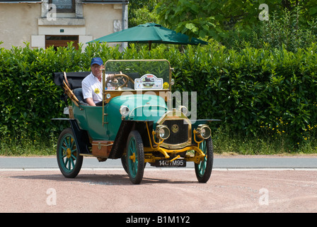 Vintage 'Le zebre' (la zebra) automobile - classic car rally, Francia. Foto Stock