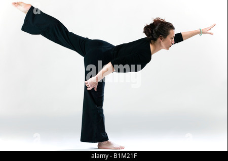 Vista di profilo di una donna a praticare yoga una gamba pongono Foto Stock