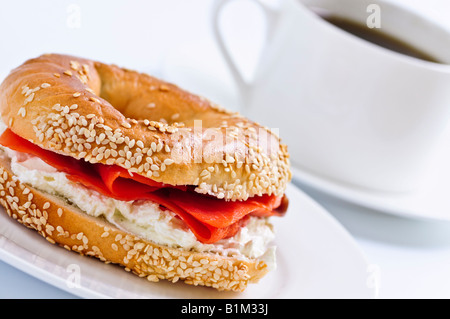 Un pasto leggero di bagel salmone affumicato e caffè Foto Stock