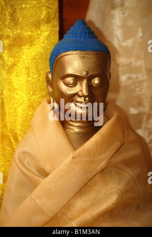 Gautama Buddha (Siddhattha Gotama o Shakyamuni Buudha) figura in una tradizionale sala di preghiera in Tibetan House Foto Stock