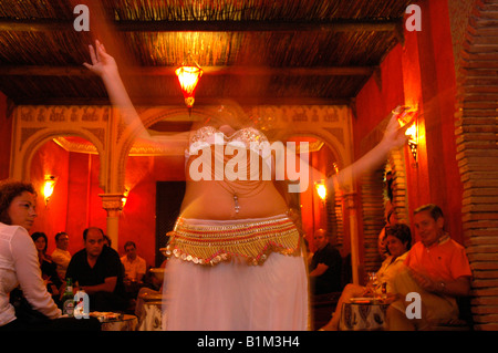 La danza del ventre nel bar dei tè Pervane Almeria Andalusia Foto Stock