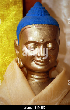 Gautama Buddha (Siddhattha Gotama o Shakyamuni Buudha) figura in una tradizionale sala di preghiera in Tibetan House Foto Stock