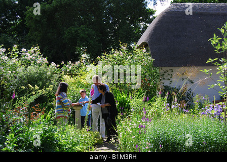 Il vecchio Paglia (Enid Chelmsford dell ex casa) giardino, Coldmoorholme Lane, Bourne End, Buckinghamshire, Inghilterra, Regno Unito Foto Stock