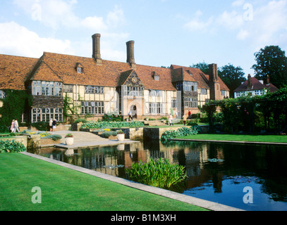 RHS Wisley gli uffici della sede centrale stagno lago Surrey Royal Horticultural Society mock edificio Tudor Inghilterra UK PRATO Foto Stock