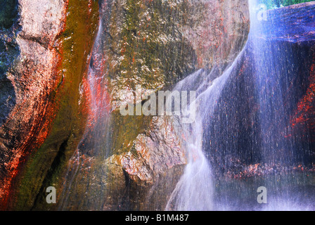 L'acqua che scorre verso il basso oltre il grande roccia di granito Foto Stock