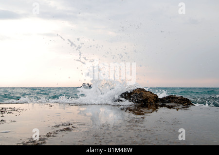 Mar Ionio visto dalla riva del mare vicino a Sinarades città sull'isola greca di Corfù Foto Stock