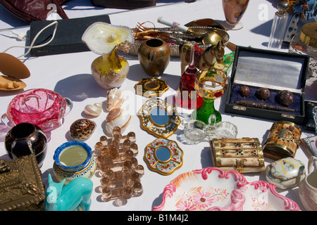 Francese street market vendita di bric-a-brac, brocante e oggetti di antiquariato Foto Stock
