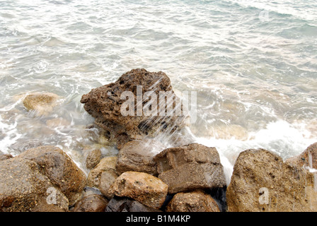 Rocce bloccata dal mare Ionio, visto dalla riva del mare dell'isola di Corfù vicino a Sinarades town, Grecia Foto Stock