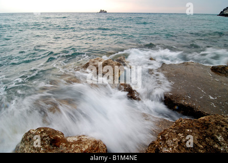 Mar Ionio visto dalla riva del mare vicino a Sinarades città sull'isola greca di Corfù Foto Stock