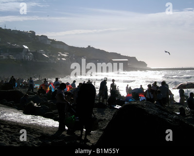 Giornata d'estate a Sennen Cove Cornovaglia con la folla sulla spiaggia England Regno Unito Foto Stock