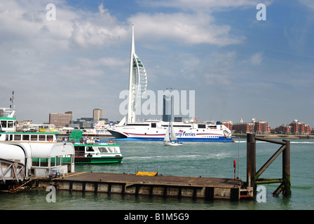 Il traghetto passa la Spinnaker Tower presso l'ingresso al porto di Portsmouth Foto Stock