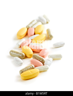 Mix di vitamine e integratori a base di erbe su sfondo bianco Foto Stock