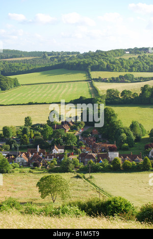 Villaggio dal Ibstone hill, Turville, Buckinghamshire, Inghilterra, Regno Unito Foto Stock