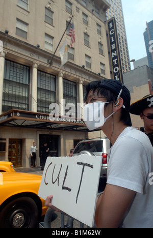 I membri dell'anti Scientology chiamate di gruppo se stessi anonimo protesta al di fuori della Chiesa di Scientology in Midtown New York Foto Stock