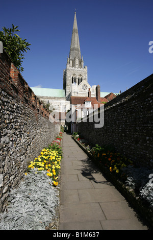 Città di Chichester, Inghilterra. Saint Richard a piedi con la Cattedrale della Santa Trinità di Chichester in background. Foto Stock