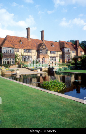 RHS Wisley gli uffici della sede centrale stagno lago Surrey Royal Horticultural Society mock edificio Tudor Inghilterra UK PRATO Foto Stock