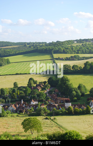 Villaggio dal Ibstone hill, Turville, Buckinghamshire, Inghilterra, Regno Unito Foto Stock