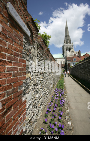 Città di Chichester, Inghilterra. Saint Richard a piedi con la Cattedrale della Santa Trinità di Chichester in background. Foto Stock