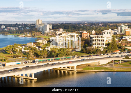 Un treno e il traffico che attraversa il fiume Swan sul calcestruzzo Narrows Bridge a Perth, Western Australia Foto Stock