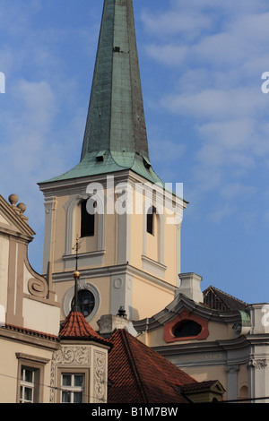 Il campanile di San Tommaso dell'Ordine Agostiniano svetta sui tetti di Malostrana, Praga, Repubblica Ceca Foto Stock